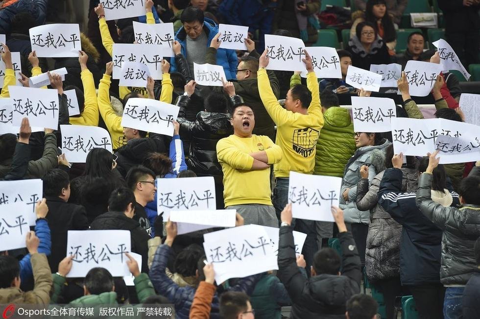  勒沃库森球迷抗议管理层，横幅标语引发争议  