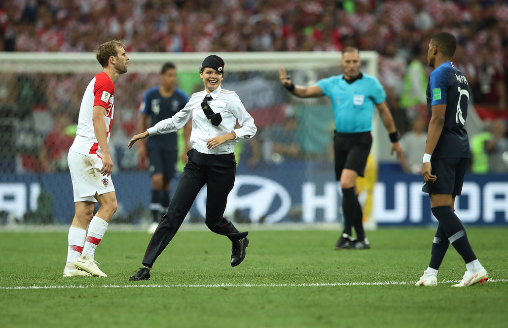  法兰克福球迷冲突导致比赛中断十分钟  